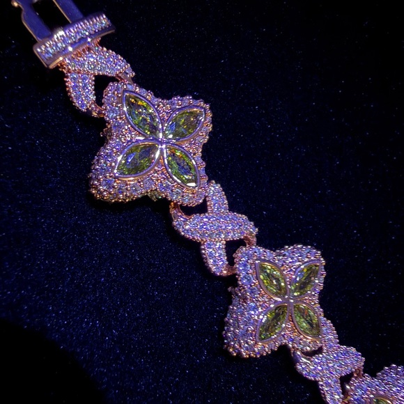 Iced R-Gold Deep Green Clover Flower - Picture 4 of 8